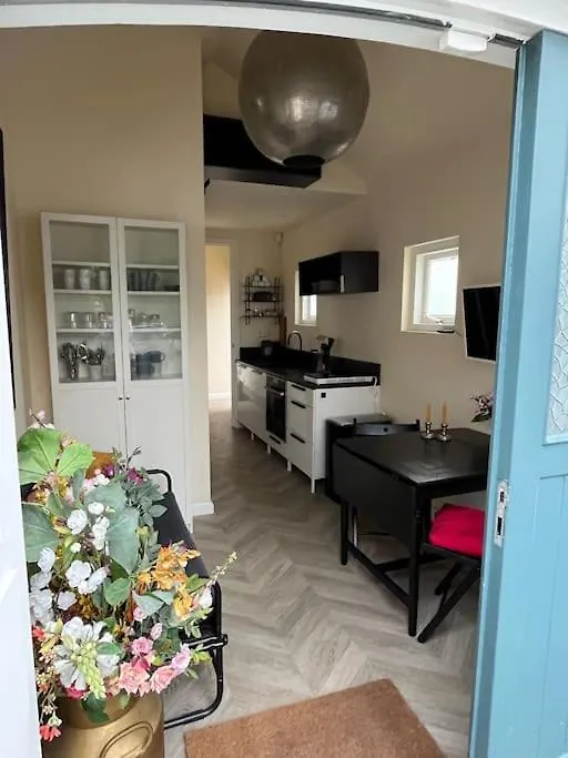 Renovated & Private Tinyhouse Den Haag Short Stay Appartment Apartment The Hague