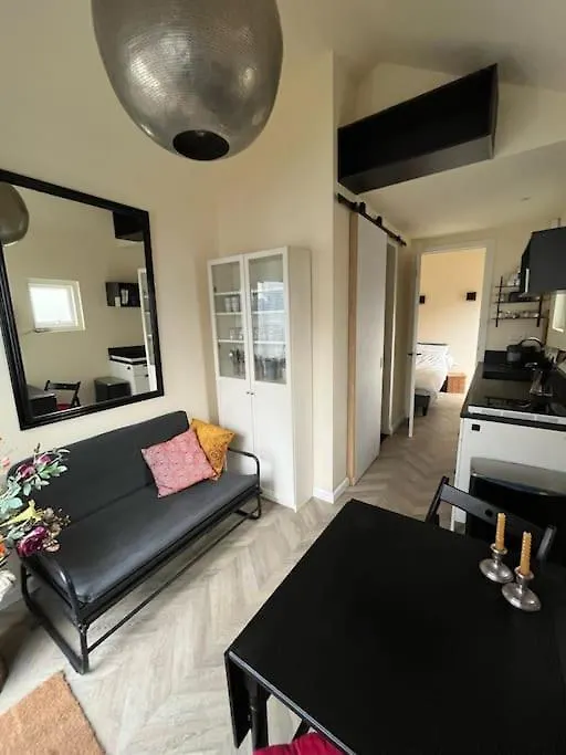Daire Renovated & Private Tinyhouse Den Haag Short Stay Appartment