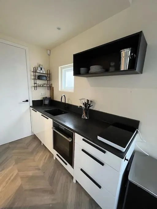 Renovated & Private Tinyhouse Den Haag Short Stay Appartment