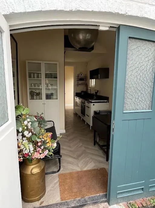 Renovated & Private Tinyhouse Den Haag Short Stay Appartment 0*, The Hague